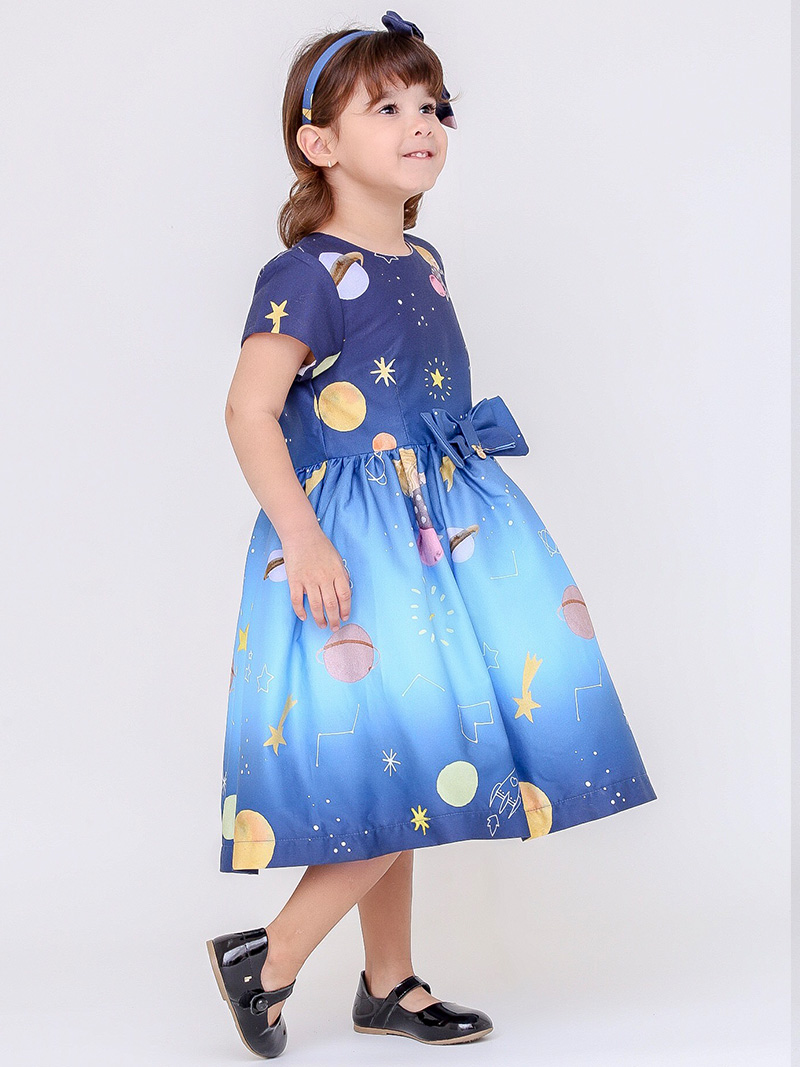 Vestido Taci Planeta - Era uma vez... A menina e o passarinho - Primeiros Passos Vestido Taci Planeta - Era uma vez... A menina e o passarinho - Primeiros Passos
